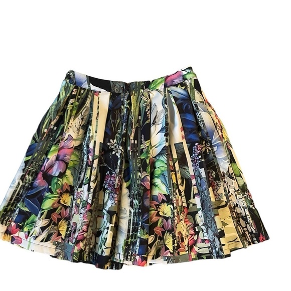5/$25 ALYA pleated mini skirt in floral design size small - Picture 7 of 8